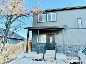 Exterior - Midtown Townhouse 3TVs Fast WiFi 2 Baths Sleeps 6 (Reno)