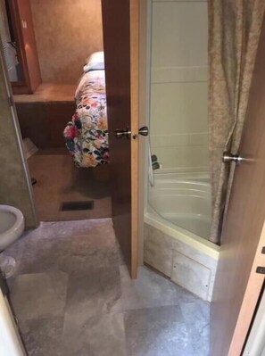 Hair dryer, towels, soap, toilet paper - RV#2 stay on Lake Livingston, large slide out (Onalaska)