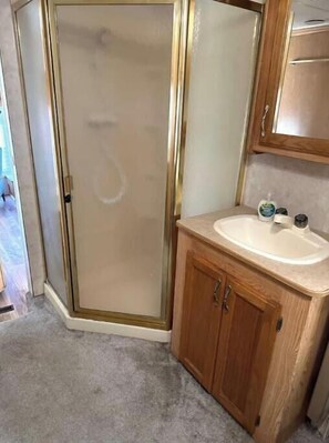 مجففات شعر، مناشف، صابون، شامبو