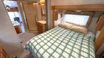 1 ุบุฑูุฉ ููู
ููุงู ูุงู ู
ุฌุงููุง ูู
ูุงุกุงุช ุฃุณุฑูุฉ