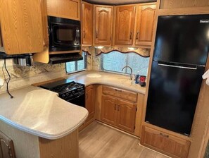 Geladeira, micro-ondas, fogão, cooktop