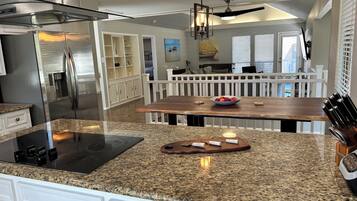 冰箱、微波炉、烤箱、炉灶