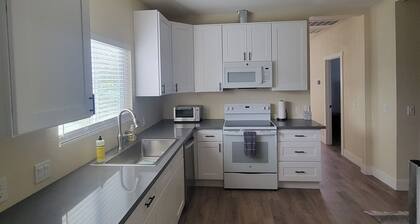 Cozy 4 bdrm. 5 minutes from the Colorado River. Family Friendly
