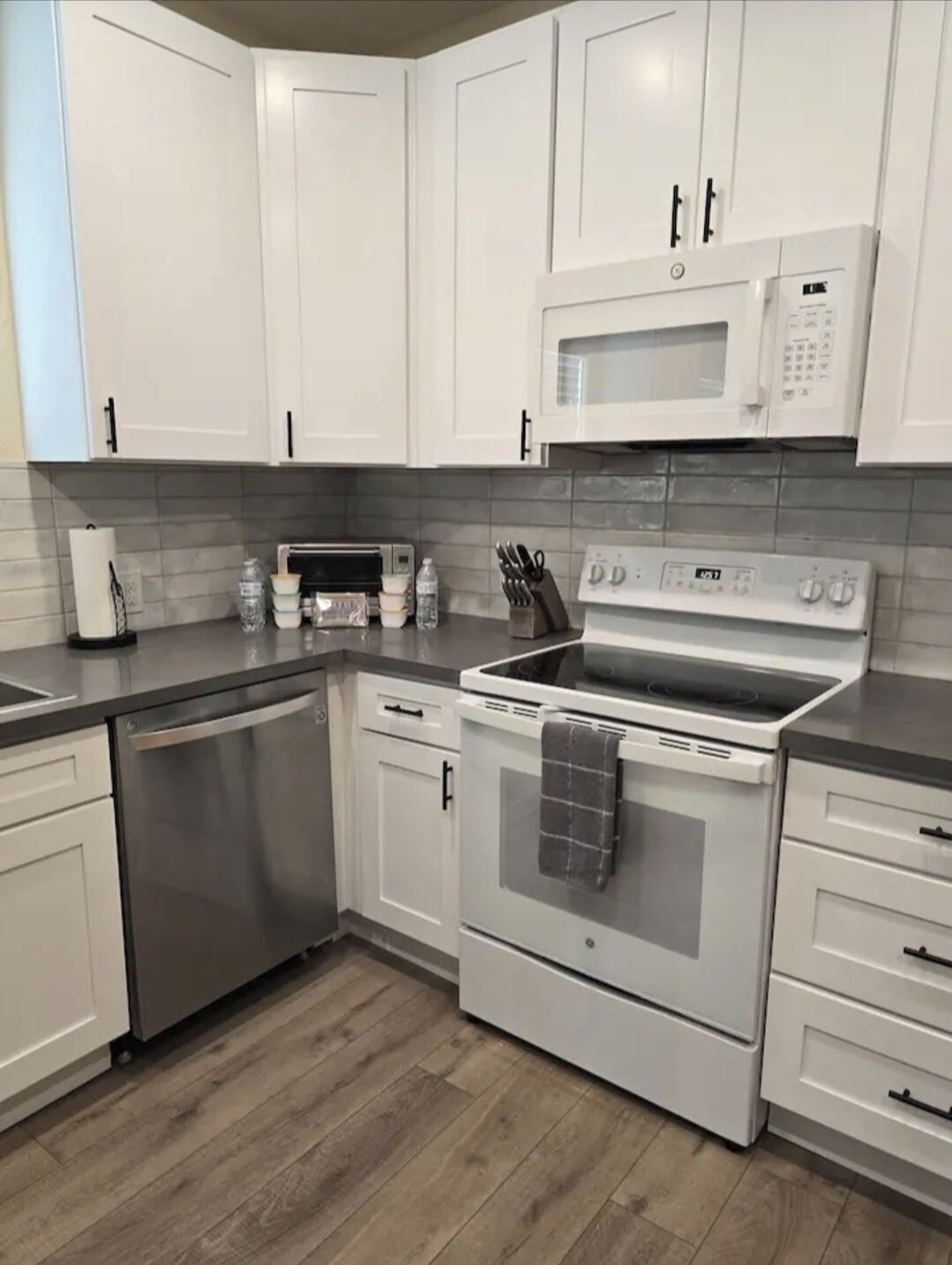 Frigorifero, microonde, forno, piano cottura