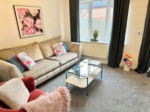 Living area - Fabulous 2 bed Town house free parking Wi-FI (Oakwood)