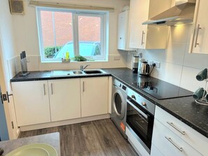 Fridge, microwave - Fabulous 2 bed Town house free parking Wi-FI (Oakwood)