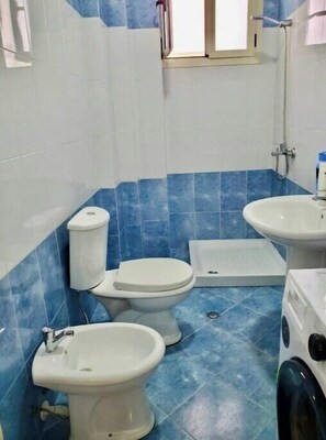 Douche, bidet, serviettes fournies