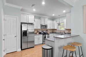 Refrigerador, microondas, horno, placa de cocina