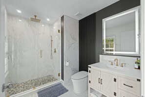 Regadera, secadora de cabello, bidet, toallas 