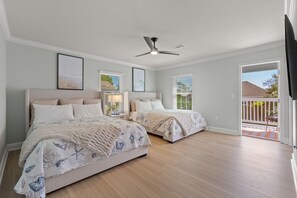 3 habitaciones, escritorio y tabla de planchar con plancha 