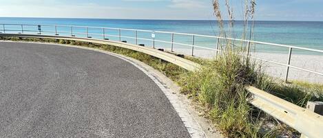 بالقرب من الشاطئ، كراسي للتشمس، مناشف للشاطئ