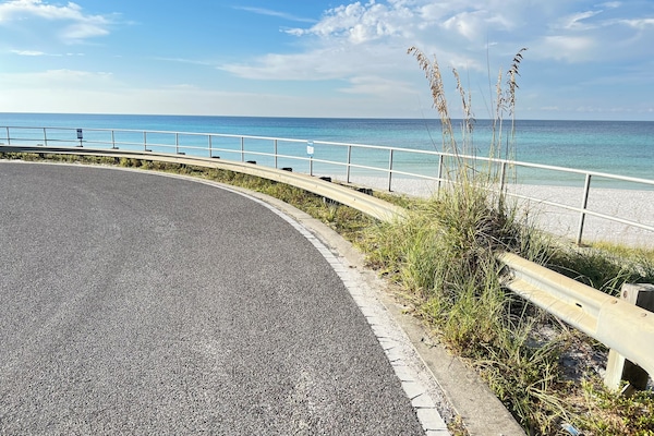 Ubicación cercana a la playa, tumbonas y toallas de playa