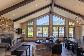 Smart-TV, Kamin, Tischfußball