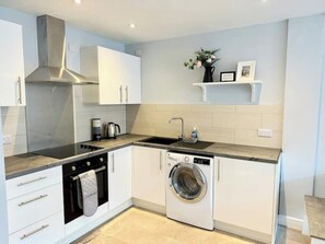 Een koelkast, een magnetron