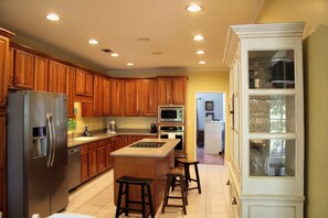 冷蔵庫、電子レンジ、オーブン、コンロ