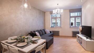 Leilighet – deluxe, 2 soverom, ikke-røyk, bakgårdsutsikt | Oppholdsområde | TV