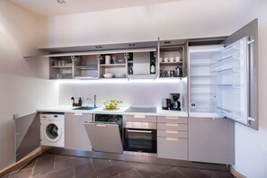 Deluxe-Apartment, 2 Schlafzimmer, Nichtraucher, Blick auf den Innenhof | Eigene Küche