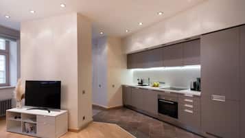 Departamento Deluxe, 2 habitaciones, para no fumadores, vista al patio | Ărea de sala de estar | TelevisiĂłn