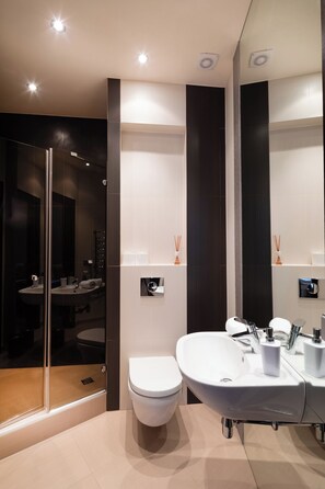 Deluxe Apartment, 2 Bedrooms, Non Smoking, Courtyard View | Bilik Mandi