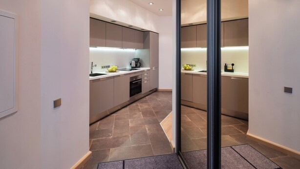Una cucina moderna con isola centrale, elettrodomestici integrati e un design elegante.