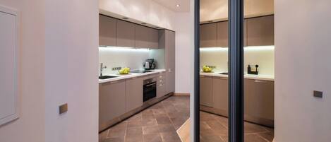 Deluxe Apartment, 2 Bedrooms, Non Smoking, Courtyard View | Private kitchen