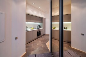 Deluxe-Apartment, 2 Schlafzimmer, Nichtraucher, Blick auf den Innenhof | Eigene Küche