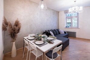 デラックス アパートメント 2 ベッドルーム 禁煙 コートヤードビュー | リビング エリア | テレビ