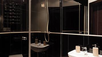 Deluxe Apartment, 2 Bedrooms, Non Smoking, Courtyard View | Bathroom