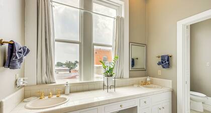 'The Loft' - Historic Dtwn Hondo Apt w/ Balcony