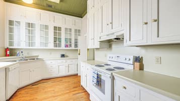 Microwave, dishwasher, coffee/tea maker, cookware/dishes/utensils