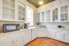 Microwave, dishwasher, coffee/tea maker, cookware/dishes/utensils