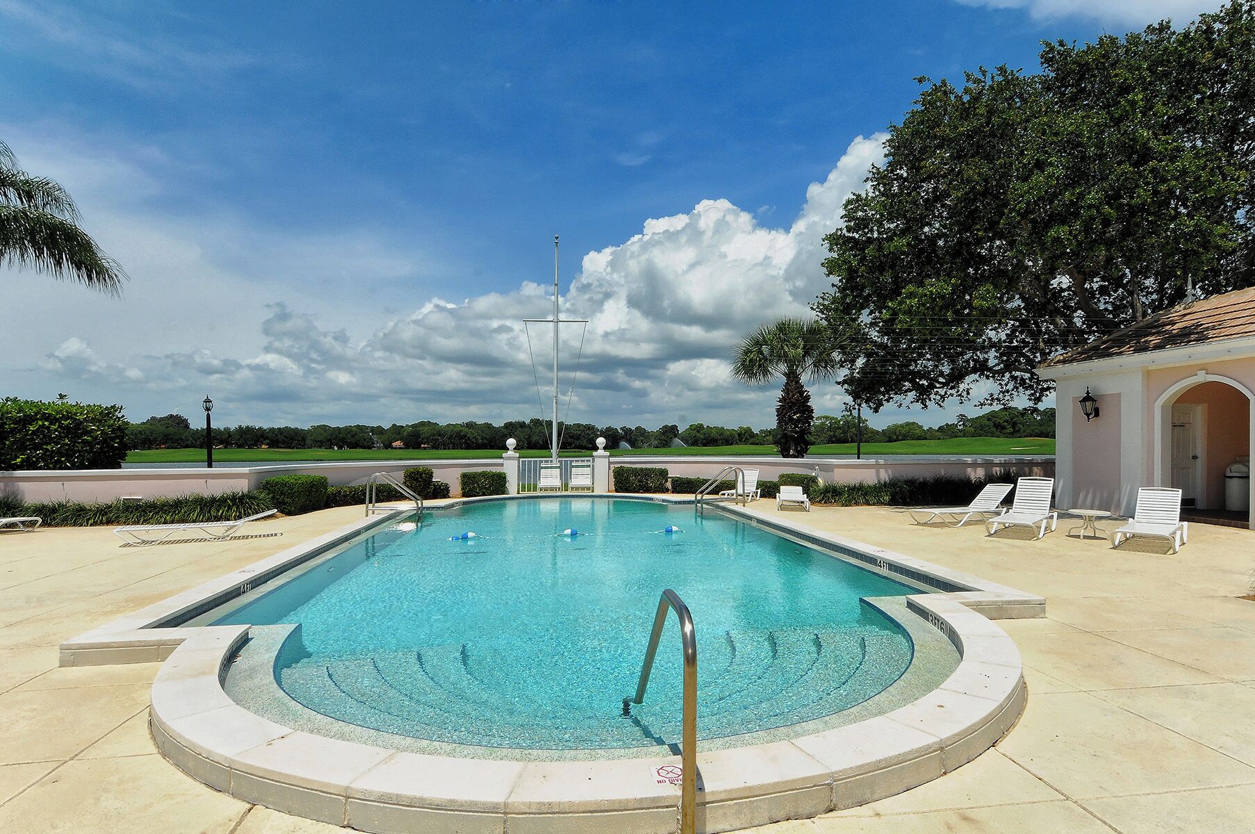 Windsor Lodge Unit 20, studio, 1BR/1BA, close to beaches, balcony, pool access 