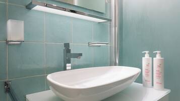 LÀgenhet | Badrum | Badkar/dusch, hÄrtork, handdukar och tvÄl