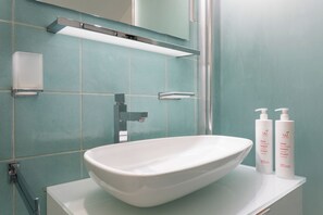 Apartment | Bathroom | Combined shower/tub, hair dryer, towels, soap - Red Studio near Porta Nuova  (Turin)