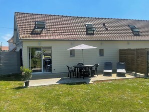 Outdoor dining - New home in quiet hamlet close to beaches. (Rue)