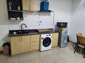 Premium Apartment | Private kitchen | Fridge, microwave, blender, cookware/dishes/utensils