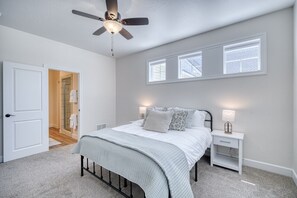 3 quartos, escrivaninha, ferros/tábuas de passar roupa, berço de viagem