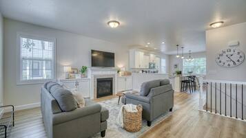 Smart TV, chimenea, tenis de mesa y libros