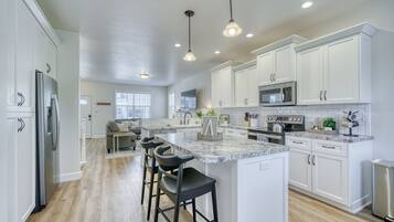 Réfrigérateur, micro-ondes, four, lave-vaisselle