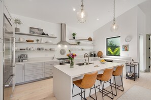Geladeira, micro-ondas, fogão, cooktop
