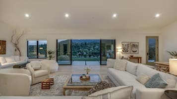 Smart TV, fireplace, books, offices