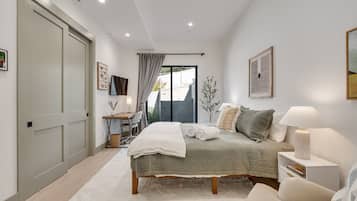 3 slaapkamers, een bureau, een strijkplank/strijkijzer, reisbedje