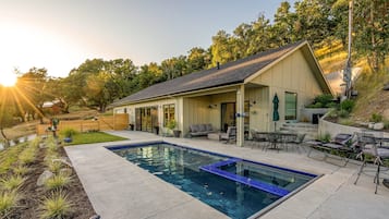 Een verwarmd zwembad