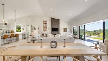 Smart-TV, Kamin, Bücher, Arbeitsbereiche