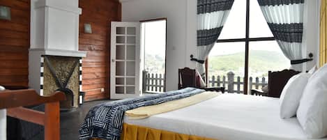 Comfort driepersoonskamer, uitzicht op meer | 1 slaapkamer, een strijkplank/strijkijzer