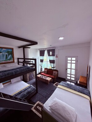 Familiekamer, uitzicht op tuin | Een strijkplank/strijkijzer