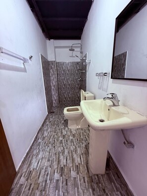 Comfort tweepersoonskamer, uitzicht op meer | Badkamer