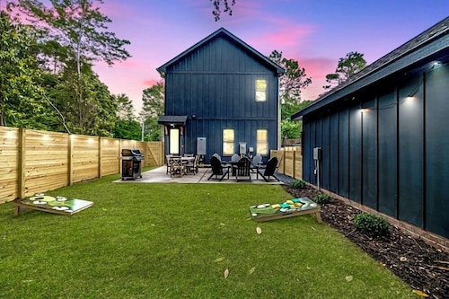 19th Hole - Pickelball, Park, Downtown, Sim Access