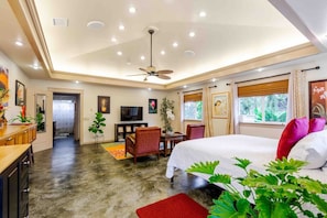 2 bedrooms, desk, WiFi