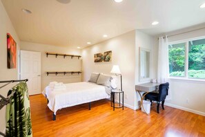 3 bedrooms, desk, iron/ironing board, travel cot
